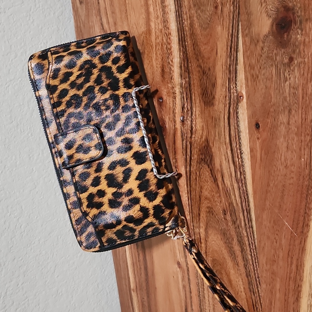 Leopard Print -Faux Leather Wallet & Cellphone Case